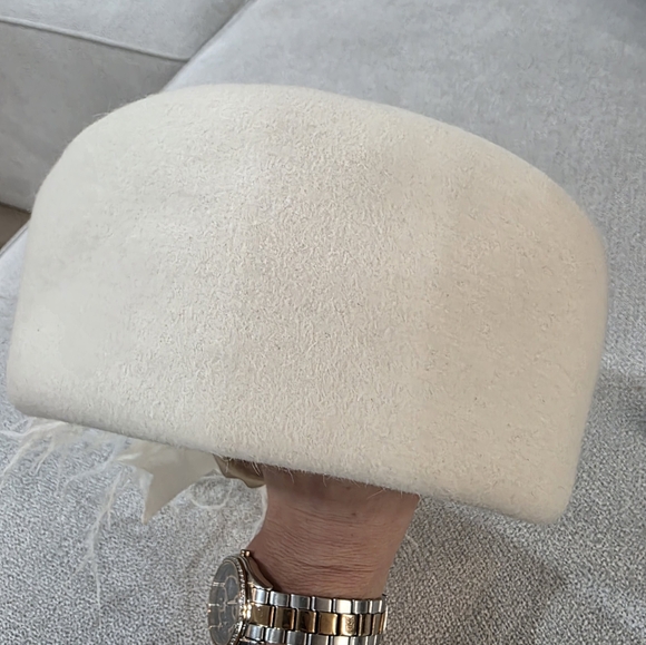 Ivory To Off White Beret with Feathers And Bow Style Andree Hat - Picture 12 of 13